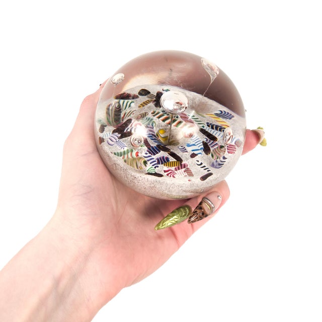 A fine vintage Scottish paperweight. Attributed to Paul Ysart (possibly from his time at Vasart or Moncreiff). In a...