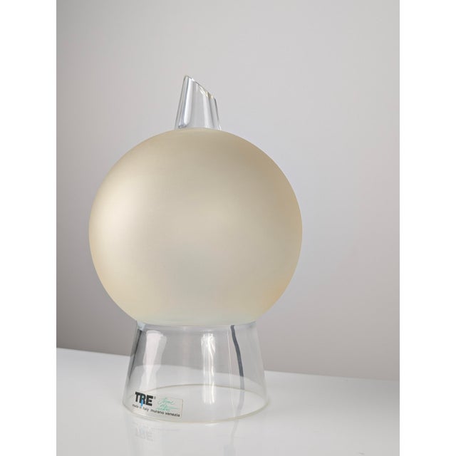 This table lamp was produced by Itre Murano in Venice during the 1980s, an Italian glassworks known for sculptural...