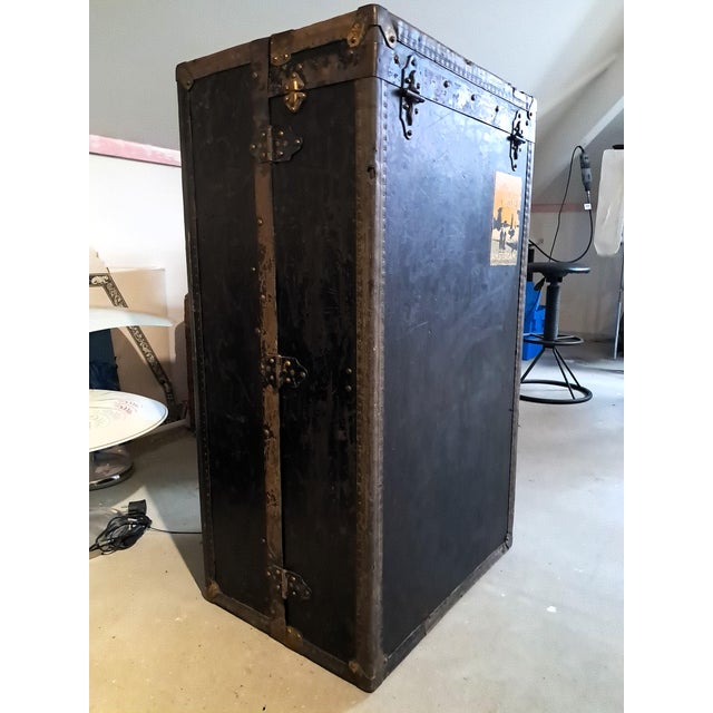 Interior: 2 compartments (trunk drawers) on the right, no compartments on the left; the rail for clothes hangers is...