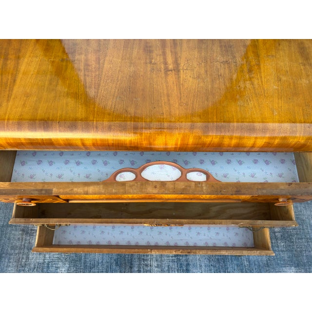 Vintage 1930s Art Deco Waterfall Bedroom Furniture Set Featuring Matching Wooden Grain Veneer Panels, Curved Edges, and Arched Mirrors For Sale - Image 12 of 12