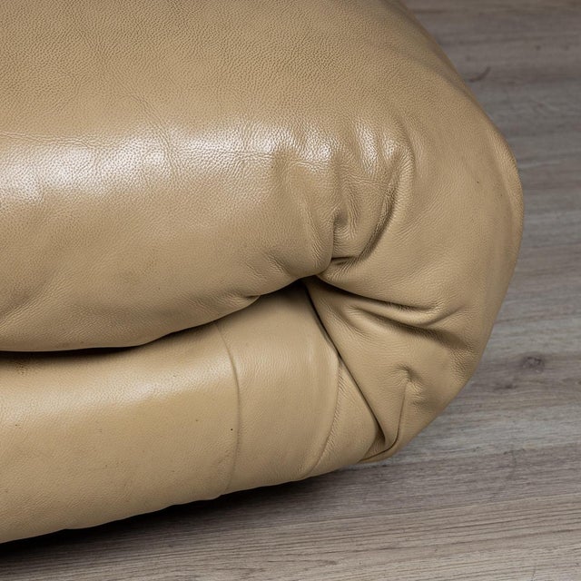 Italian Beige Soriana Leather Sofa by Tobia Scarpa for Cassina, 1980 For Sale - Image 18 of 18