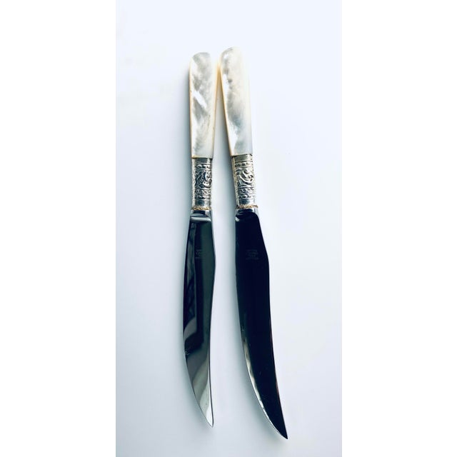 Sheffield Silver Co. 1930s Fruit & Butter Mother-Of-Pearl Handled Knives with Sterling Silver Accents- Set of 8 For Sale - Image 4 of 12