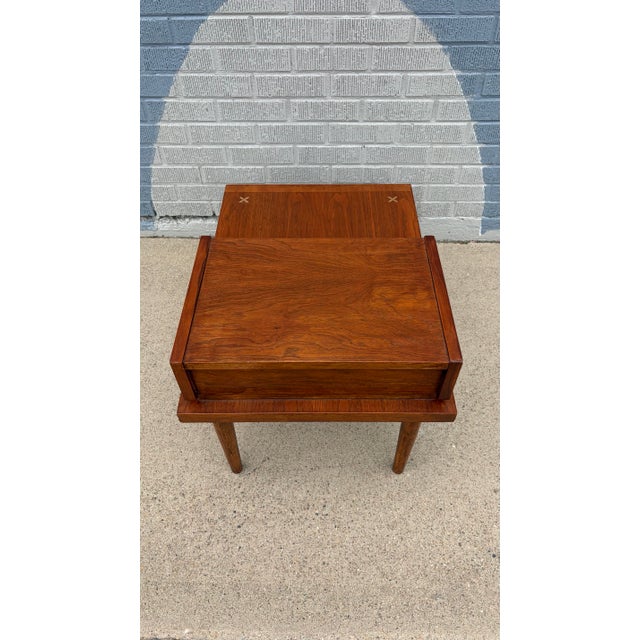 Chestnut American of Martinsville Mid-Century Modern Two Tier Step Table, Circa 1965 For Sale - Image 8 of 9