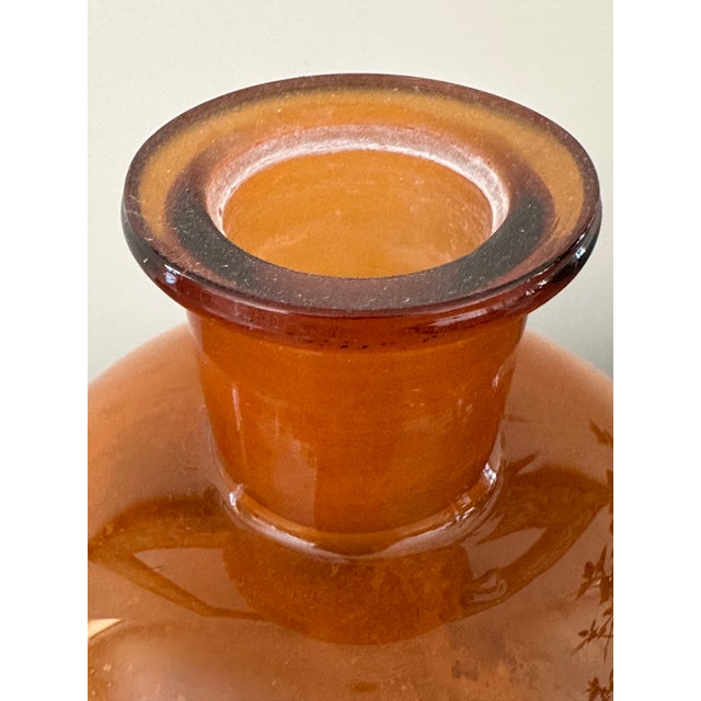 Gothic 1930s German Amber Glass Apothecary Bottle – Liq. Ammon. Caust., 8-3/4" W/ Stopper - Large For Sale - Image 3 of 10