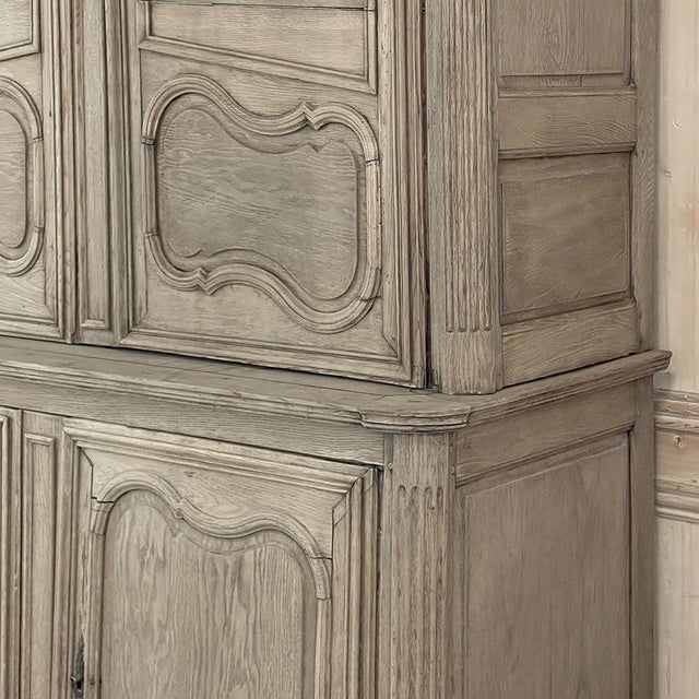 Grand 18th Century Country French Buffet a Deux Corps in Stripped Oak For Sale - Image 16 of 18
