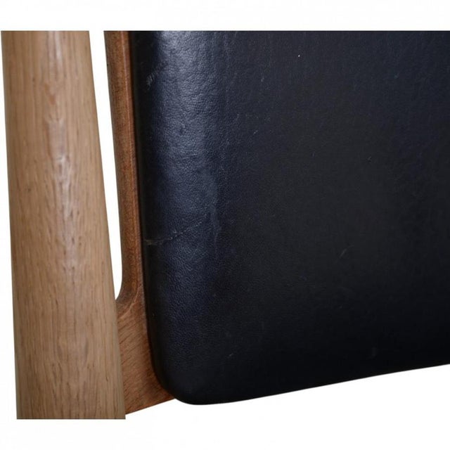 Black CH28 Sawback Lounge Chair in Oak and Black Leather by Hans Wegner, 1960s For Sale - Image 8 of 14