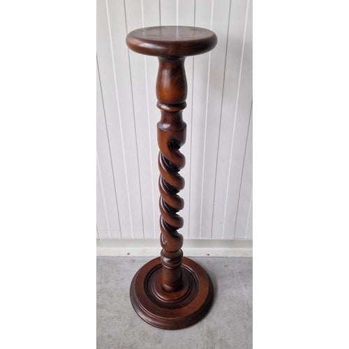 Podest. Dimensions: H91cm; diameter 32 cm