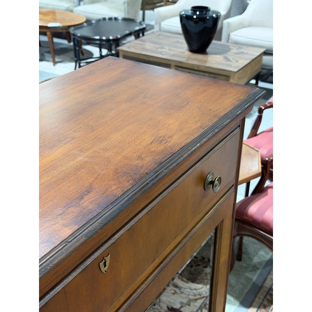 Hekman Furniture Late 20th Century Hekman Furniture Mahogany Glass Door Curio Display Cabinet With Drawer For Sale - Image 4 of 11
