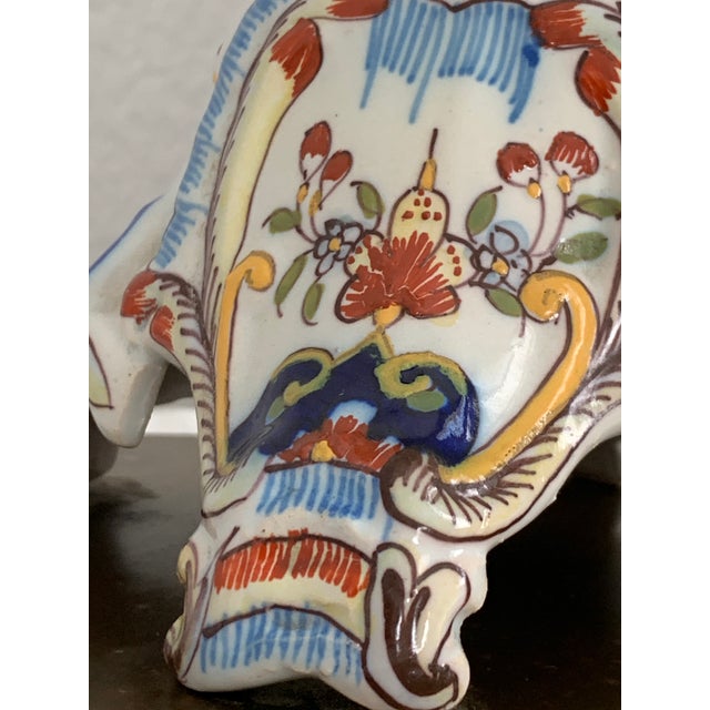 Early 20th Century French Vieux Rouen Polychrome Faience Table Lamp on Pierced Metal Base For Sale - Image 6 of 9