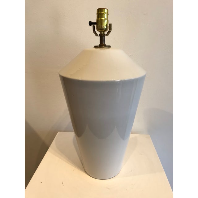 Contemporary 1980s Ceramic Bulbous Lamp in White For Sale - Image 3 of 5