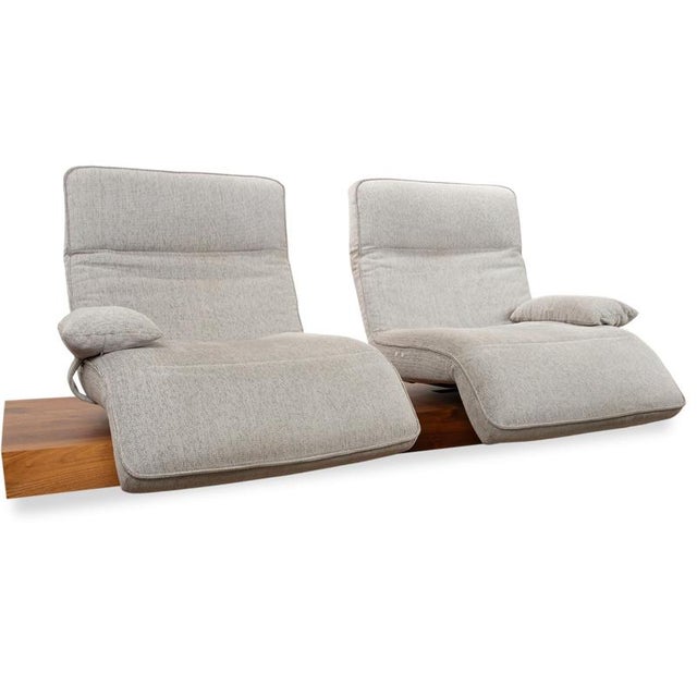 with the Koinor WAVE 3, you get a sofa that uniquely combines upholstery and wood. Two separate seating elements rest on a...