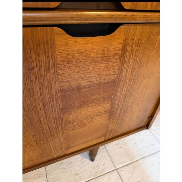 Kroehler Kroehler Custom Crafter Walnut Credenza, Mid-Century Modern, MCM Circa 1960s For Sale - Image 4 of 12