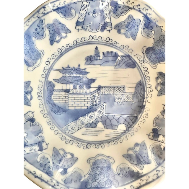 Late 20th Century Vintage Hand-Painted Blue and White Chinoiserie Ruffle Bowl With Island Pagoda Scene. For Sale - Image 5 of 10