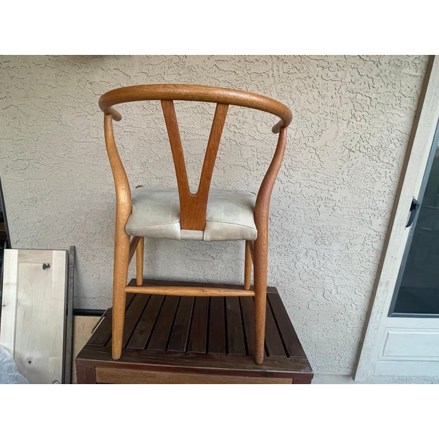 1970s Mid Century 1960's Attributed to Hans Wegner Carl Hanson Oak & Leather Wishbone Chair For Sale - Image 5 of 6