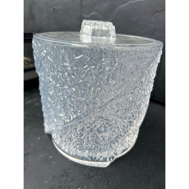 1970s Mid-Century Modern Textured "Iceberg" Lucite Ice Bucket – Attributed to Grainware For Sale - Image 6 of 8