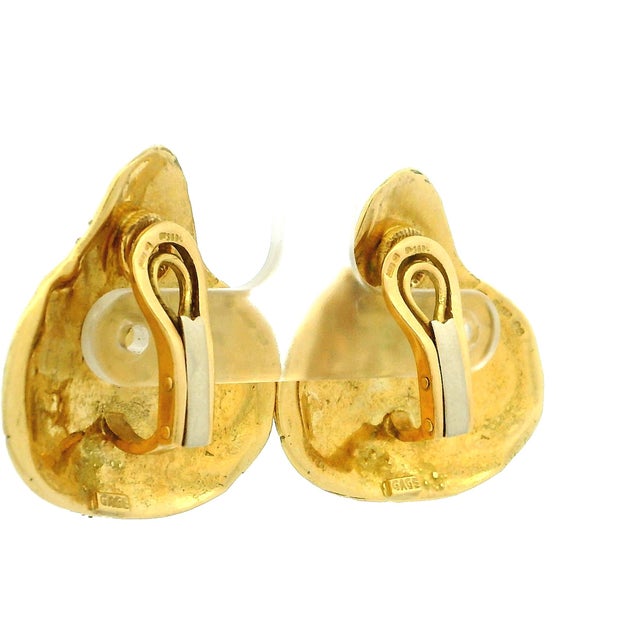1970s Elizabeth Gage 18k Gold Sculptural Scroll Clip Earrings, A Pair For Sale - Image 11 of 17