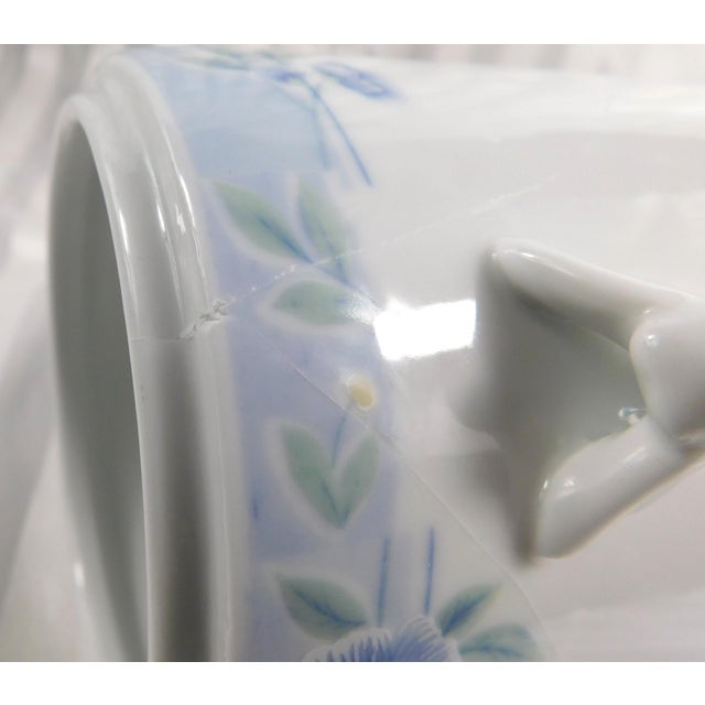 White 1970s Cheng’s White Jade Porcelain Covered Biscuit Jar With Fairy Handles-Damaged For Sale - Image 8 of 11
