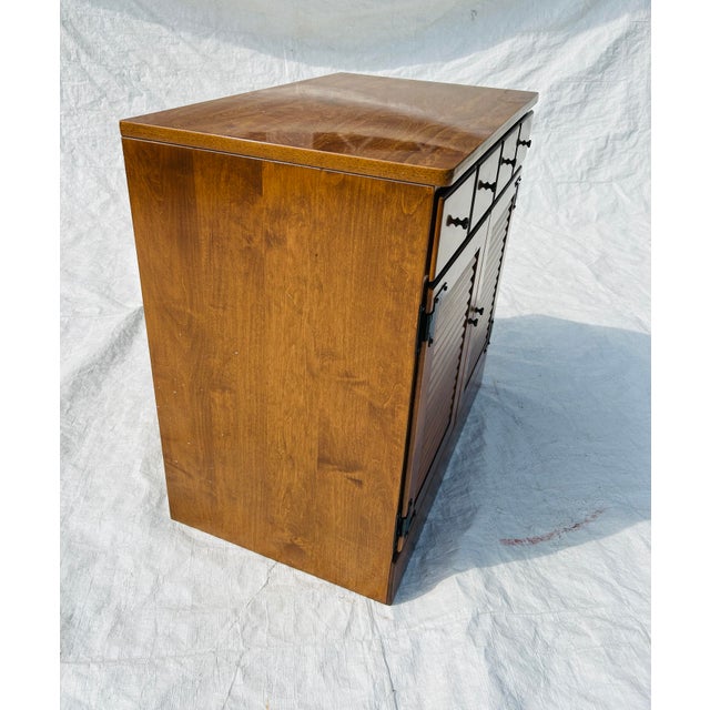 English 80's Vintage Ethan Allen Maple Nightstand / Bedside Table / Cabinet For Sale - Image 3 of 7