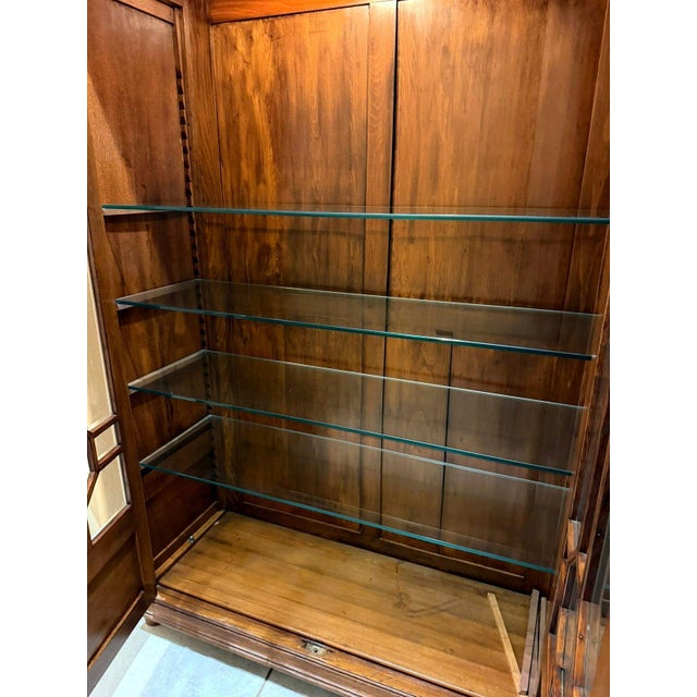 Wood Antique C. 1900-1915 Quarter-Sawn Tiger Oak Beveled Glass Display China Cabinet For Sale - Image 7 of 18