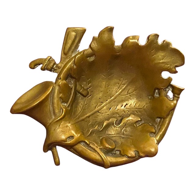 Vintage British English Hunt Themed Brass Bowl or Catchall Traditional Huntsman's Horn, Pistol, Rifle, Oak Leaf, Acorn For Sale