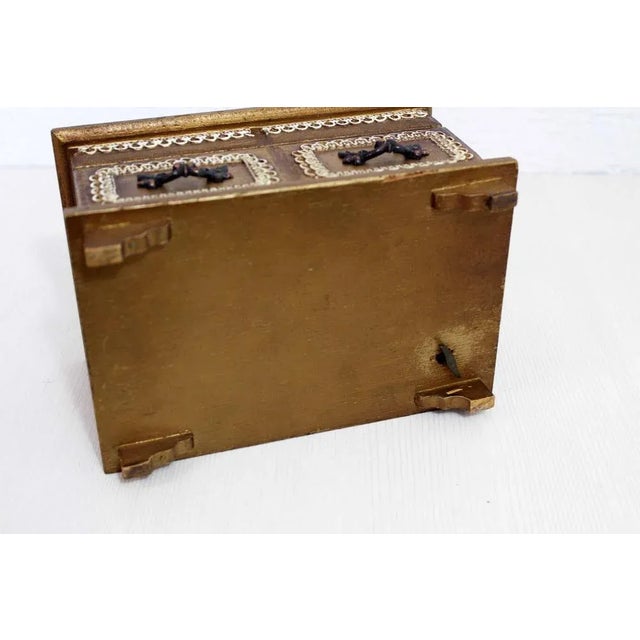 Store your little "treasures" in this pretty musical jewellery box. Made entirely of wood with a painted and fabric...