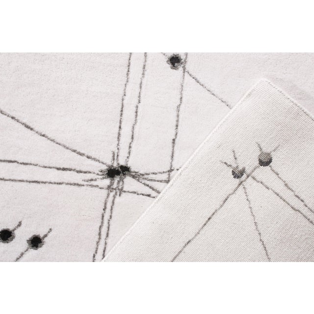 2010s Mid-Century Modern Rug in White and Black Square Rug Pattern by Rug & Kilim For Sale - Image 5 of 5