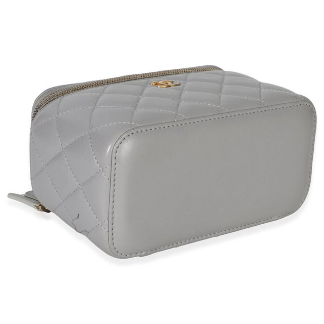 Grey Quilted Lambskin Small Pearl Crush Vanity Case For Sale In New York - Image 6 of 10