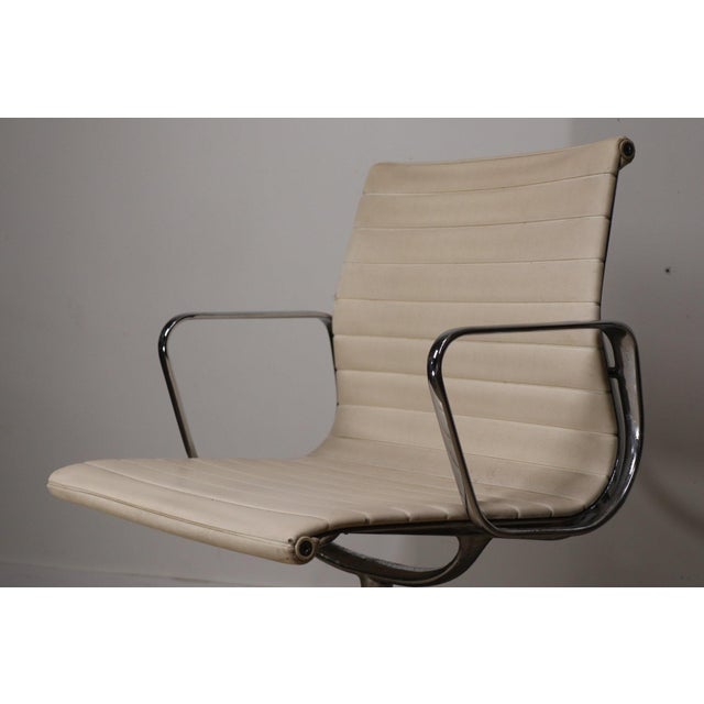 EA 108 Leather Armchair by Charles and Ray Eames for Herman Miller, 1960 For Sale - Image 11 of 18