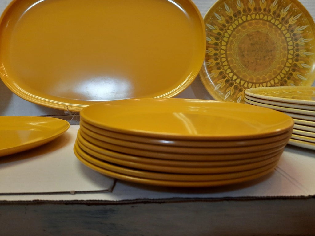 アメリカ製LENOX MELMACヴィンテージ メラミン食器セット USA Vintage Melmac Dinnerware Set- 21 Pieces | Chairish