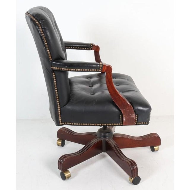English Late 20th Century Tufted Leather Executive Office Chair Traditional Chesterfield Style For Sale - Image 3 of 11