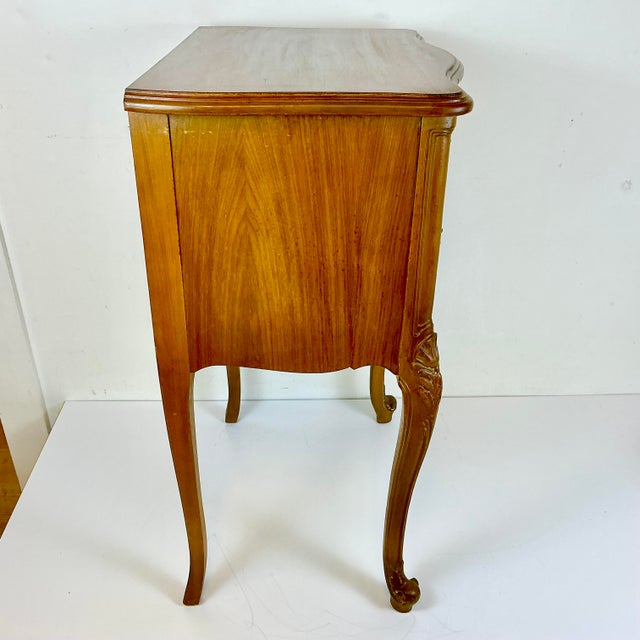1970s Vintage French Provincial Hollywood Regency Walnut & Burl Wood Side Table or Night Stand For Sale - Image 12 of 17