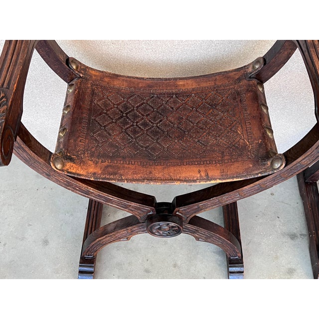 19th Century Pair of Carved Walnut Folding Scissors Savonarola Bench or Settle For Sale In Miami - Image 6 of 18