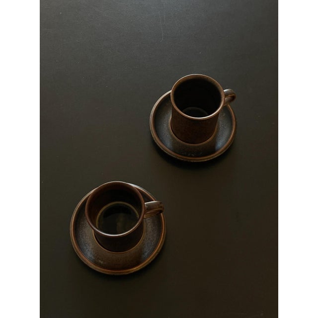Mid-Century Modern Arabia Coffee Mug and Saucer in Stoneware attributed to Ulla Procope for Arabia, 1960s, Set of 2 For Sale - Image 3 of 4