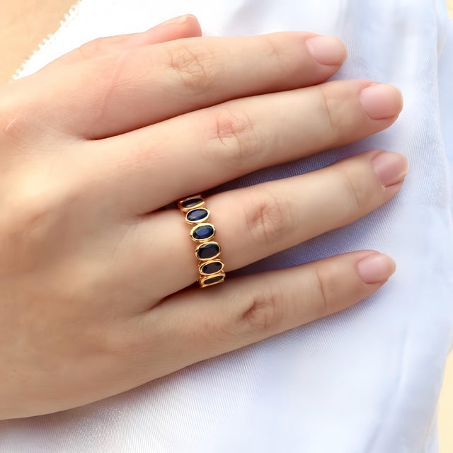 Nina Zhou Royal Blue Oval Sapphire Eternity Band in 14k Yellow Gold (All Sizes Available) For Sale In Los Angeles - Image 6 of 8