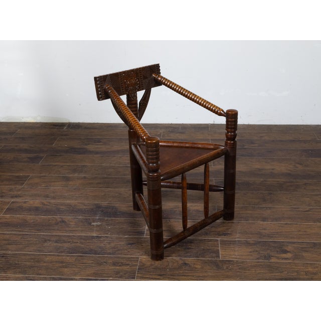 Early 20th Century English Turn of the Century Oak Corner Chair with Carved Geometric Back Splat For Sale - Image 10 of 12