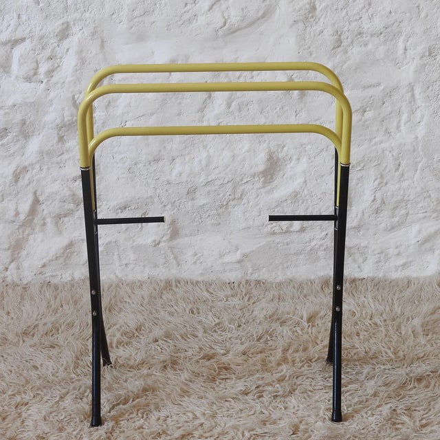 Vintage towel rack. Tubular metal frame coated in black and pastel yellow plastic with silver details. Composed of three...