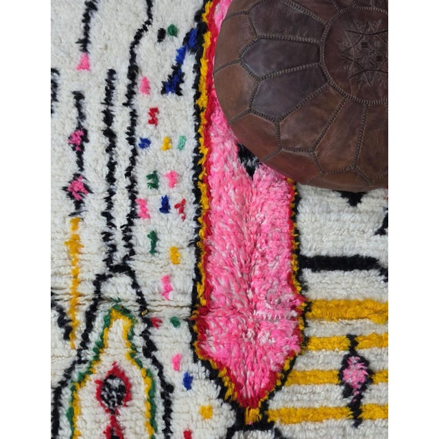 Ivory Moroccan Azilal Berber Wool Rug - 8.2 X 4.6 Ft For Sale - Image 8 of 8