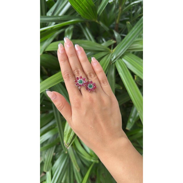 Set in 18k White Gold, Emerald Cabochon, Carved Ruby & Diamonds Toi Et Moi Ring, Us Size 7 For Sale - Image 4 of 11