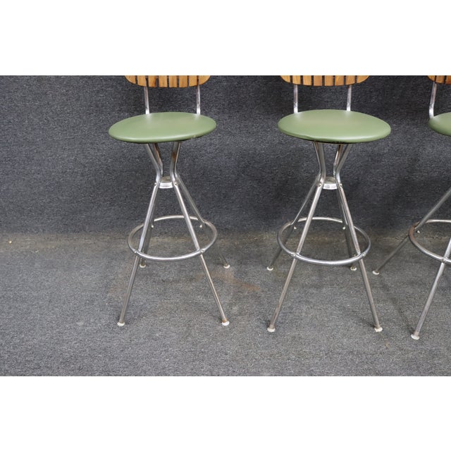 Mid 20th Century Set of 4 Mid-Century Modern Walnut & Chrome Swivel Bar Stools For Sale - Image 5 of 9