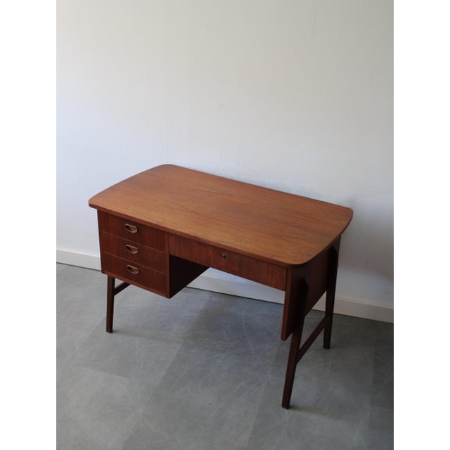 Vintage Danish Desk in Teak, 1960s, in Good conditions. Designed 1960 to 1969