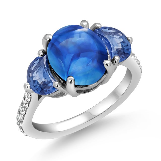 2020s 18 Karat Gold 7.37 Ceylon Cabochon Sapphire Half Moon Sapphire Diamond Ring Size 6 For Sale - Image 5 of 7