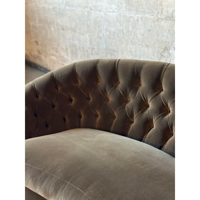 Antique Curved Chesterfield in Velvet For Sale In New York - Image 6 of 6