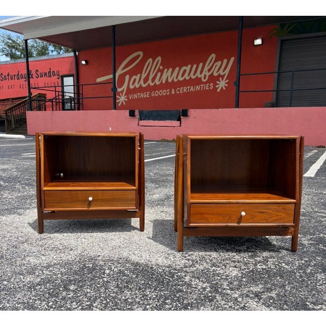 The Drexel Declaration line is highly sought after for its supreme design and quality. Comprised of walnut, sculptural...