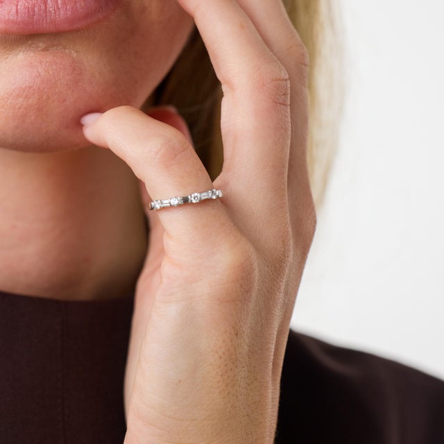 This elegant Tiffany & Co. diamond wedding band is a refined vintage design from the 2000’s, set with 7 round brilliant...