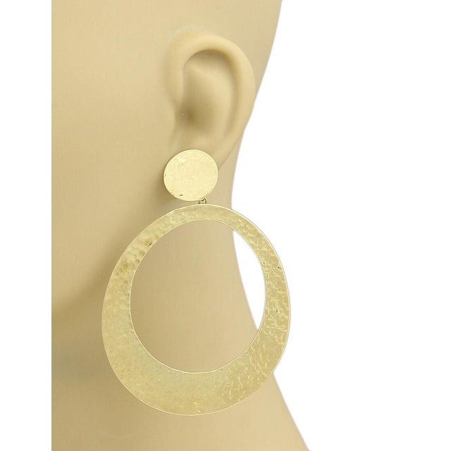 The Ippolita Glamazon 18k Yellow Gold Hammered Large Oval Dangle Earrings are exquisite pieces that exude elegance and...