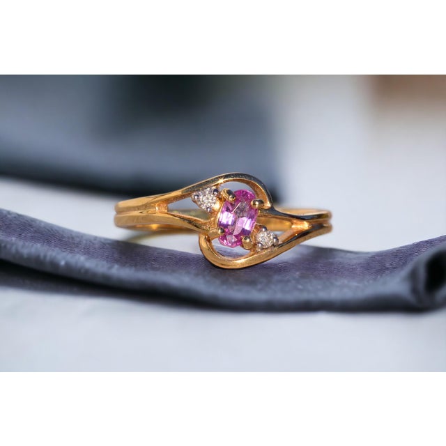 Contemporary Cinco Calle: Pink Sapphire and Natural Diamond Ring in Yellow Gold For Sale - Image 3 of 11