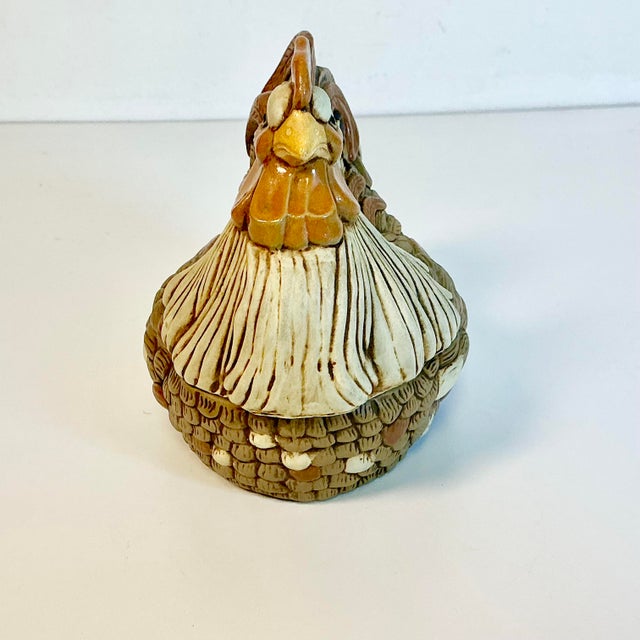1985 Vintage Arts & Crafts Americana Farmhouse Folk Art Ceramic Hen on Nest Covered Tureen For Sale - Image 4 of 13