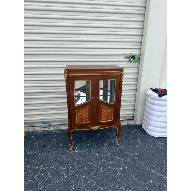 Brown French Louis XV Style Marble Top Cabinet | Elegant Glass Door Display Chest | Vitrine For Sale - Image 8 of 9