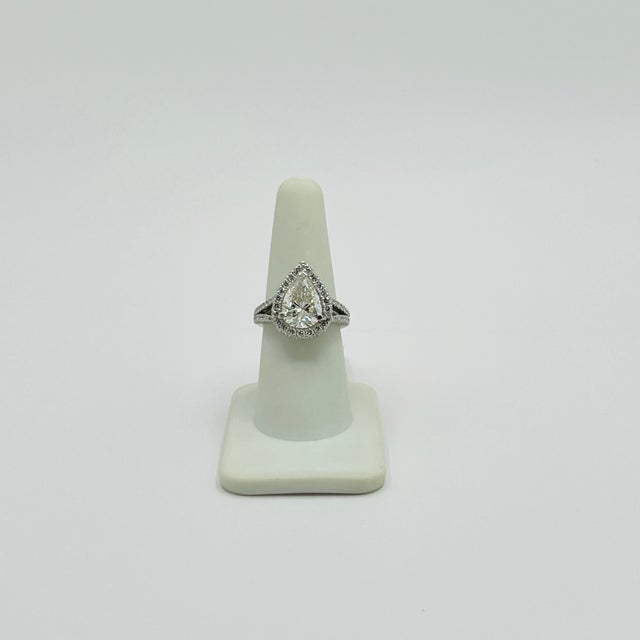2020s Gia 3.72 Carat Pear Shape Diamond Ring in Platinum, Size 7 For Sale - Image 5 of 7