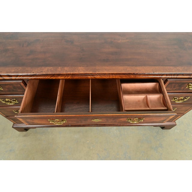 Henredon Georgian Mahogany and Burl Wood Dresser or Chest of Drawers For Sale In South Bend - Image 6 of 13